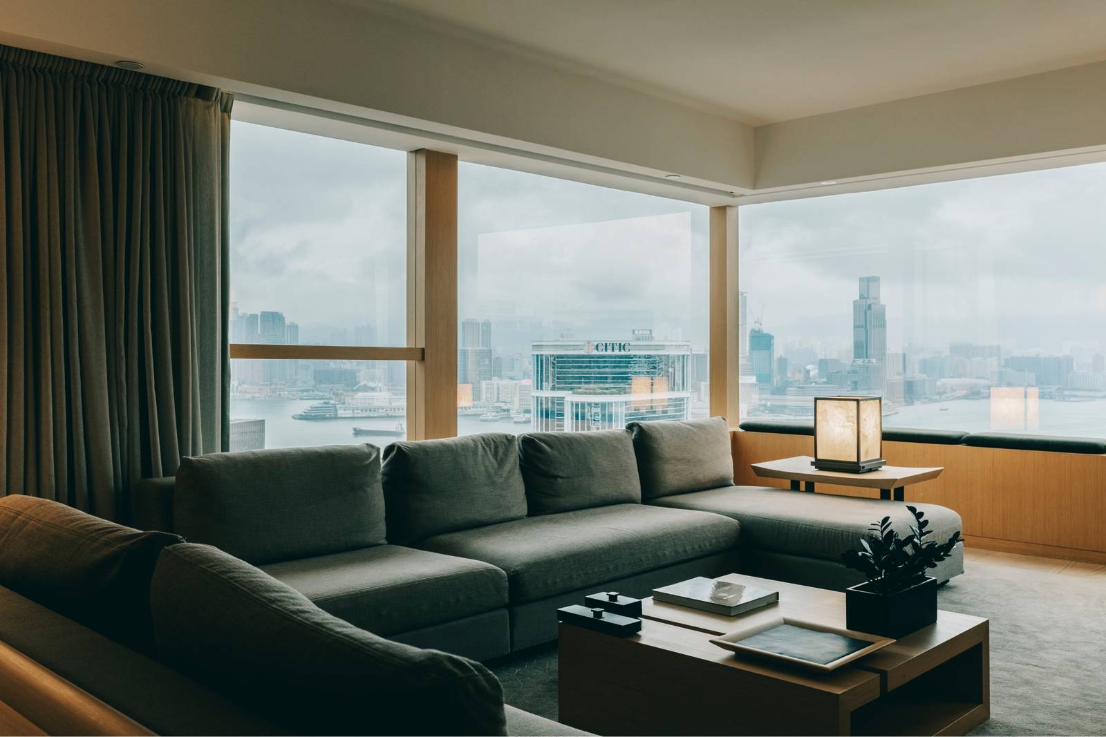 香港奕居客房的大沙發與轉角窗景