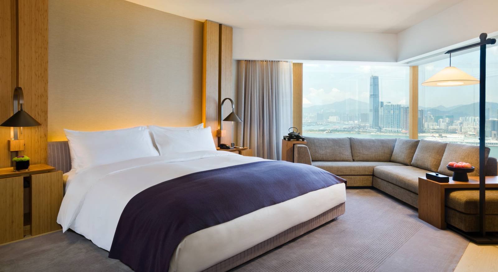 香港奕居 Studio 70 的大床與城市窗景