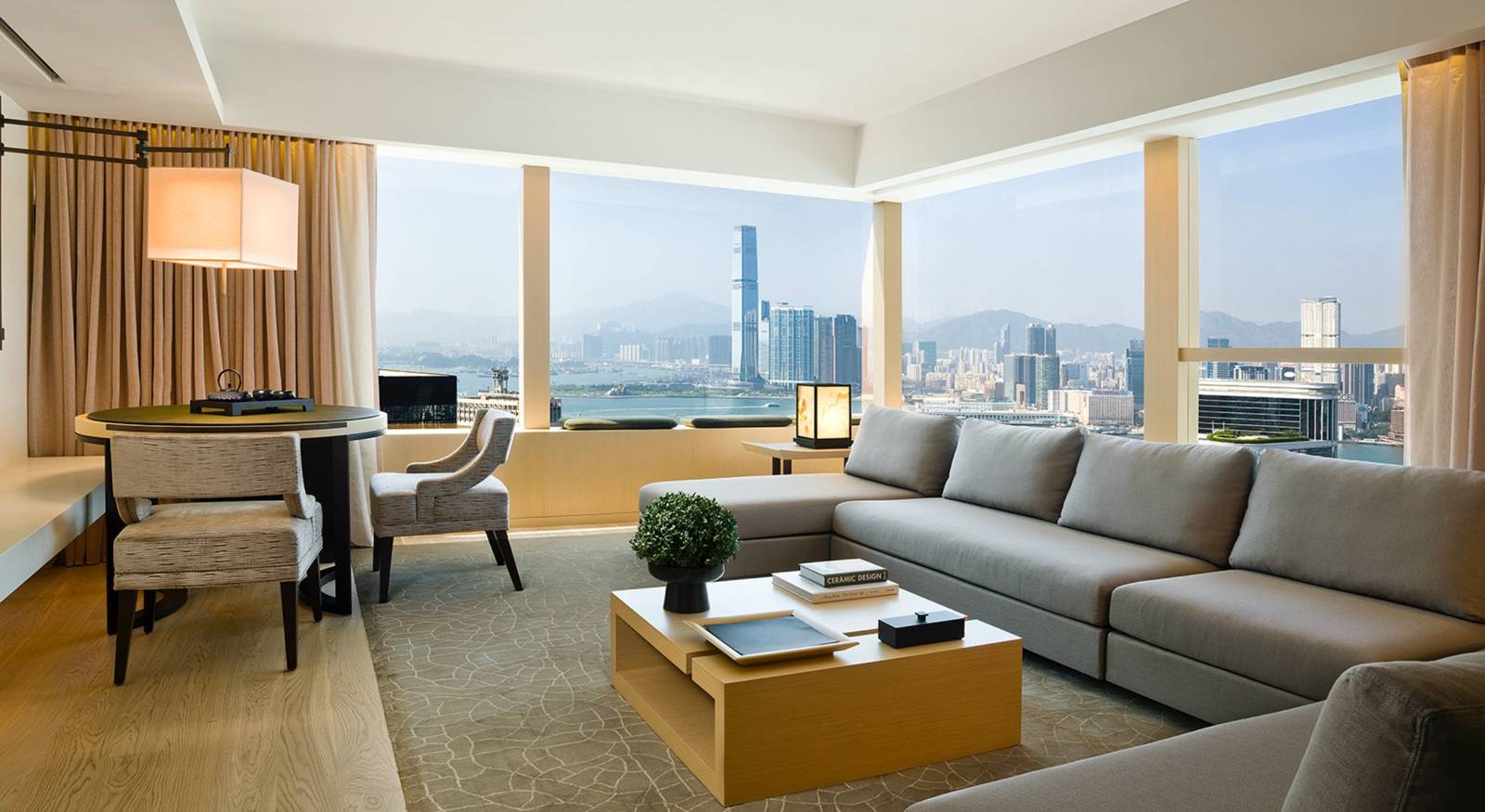 香港奕居 Upper Suite 的客廳與窗外港景