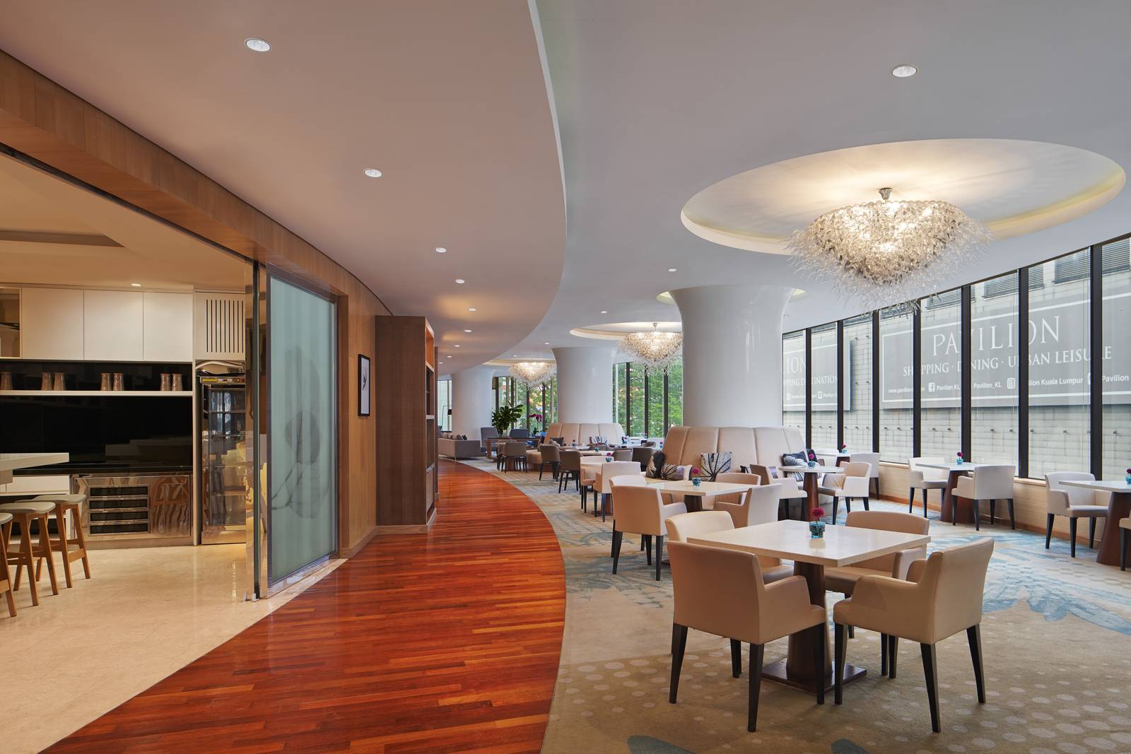 Club Lounge 窗邊的用餐座位