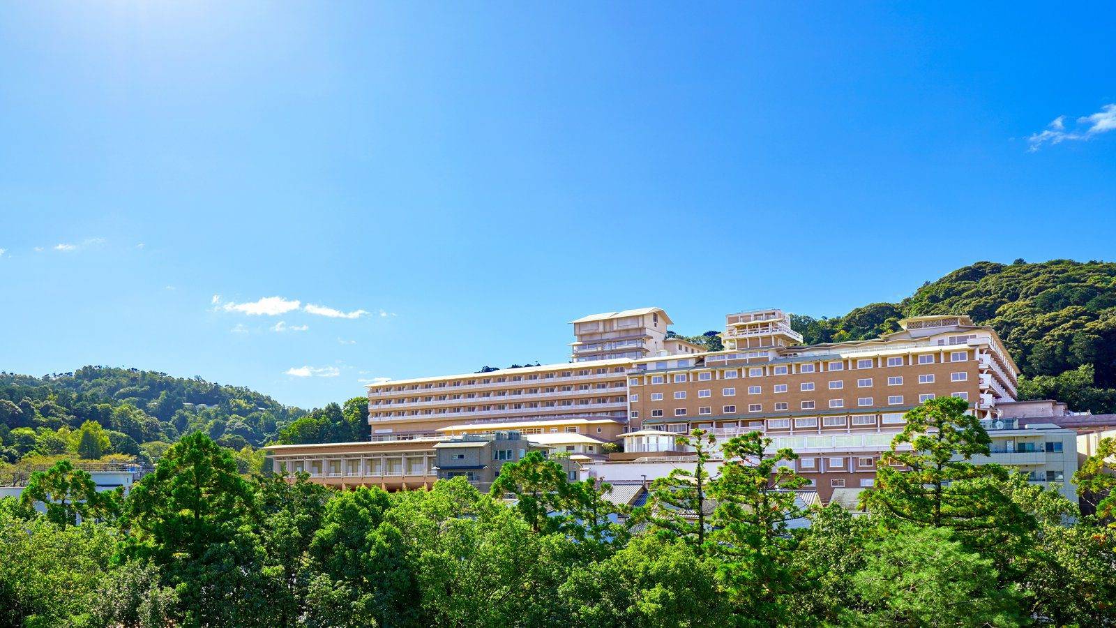京都威斯汀都酒店東山山腰上的飯店全景