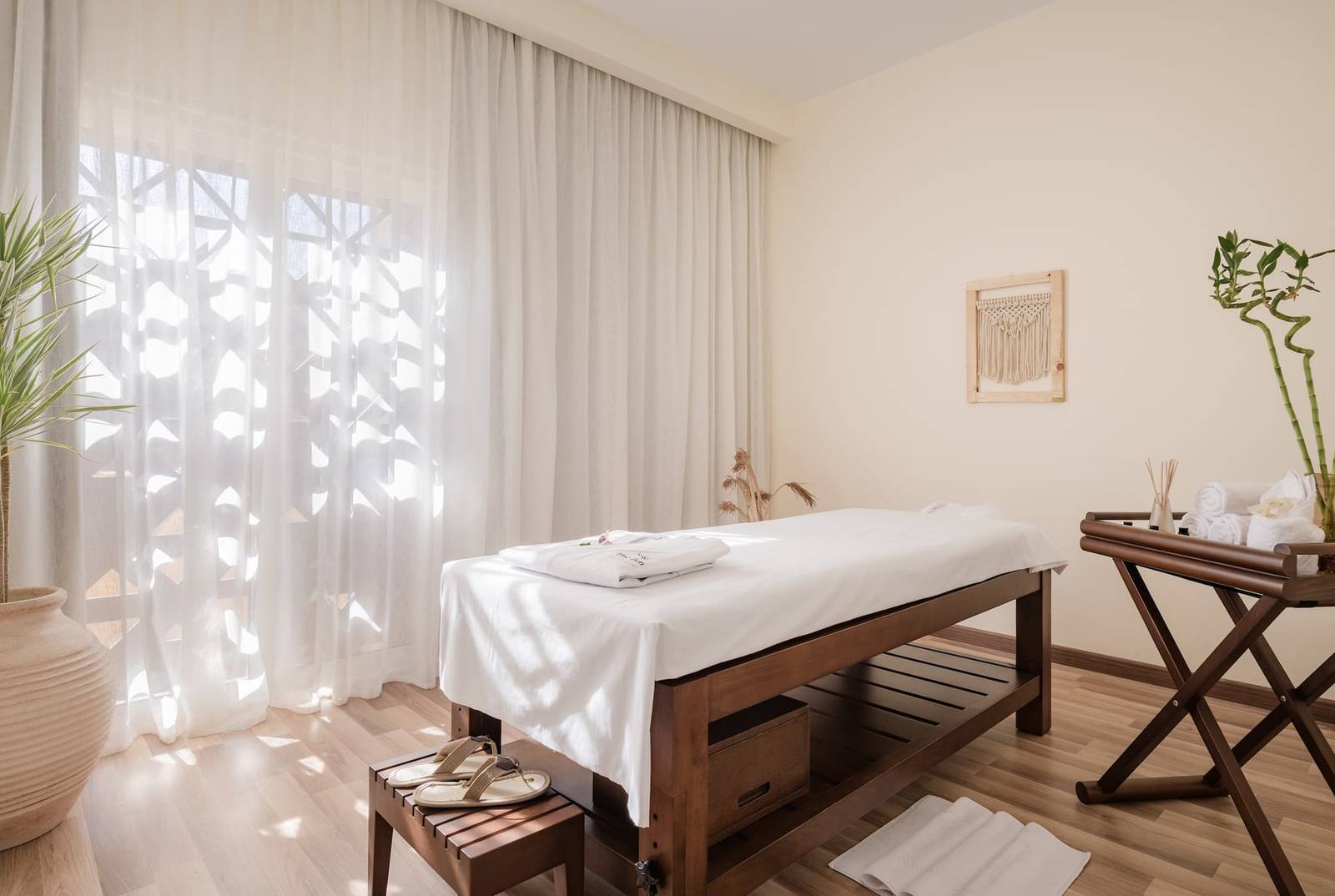 亞斯文 The Zen Wellness 度假村 Spa 的按摩床與白色紗簾