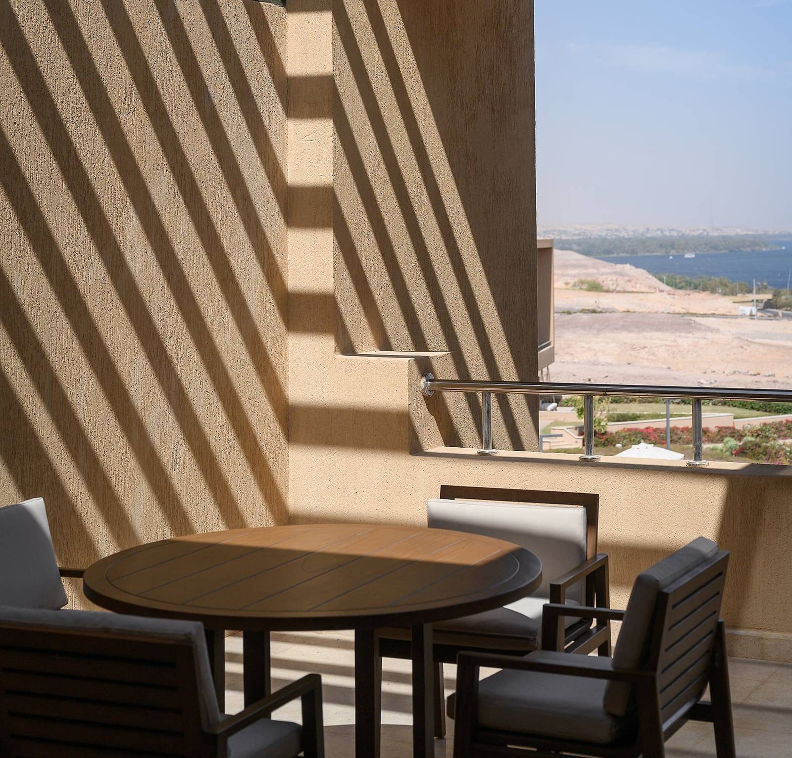 亞斯文 The Zen Wellness 度假村 Winji Nile Panorama Room 露台上的餐桌椅,望向尼羅河