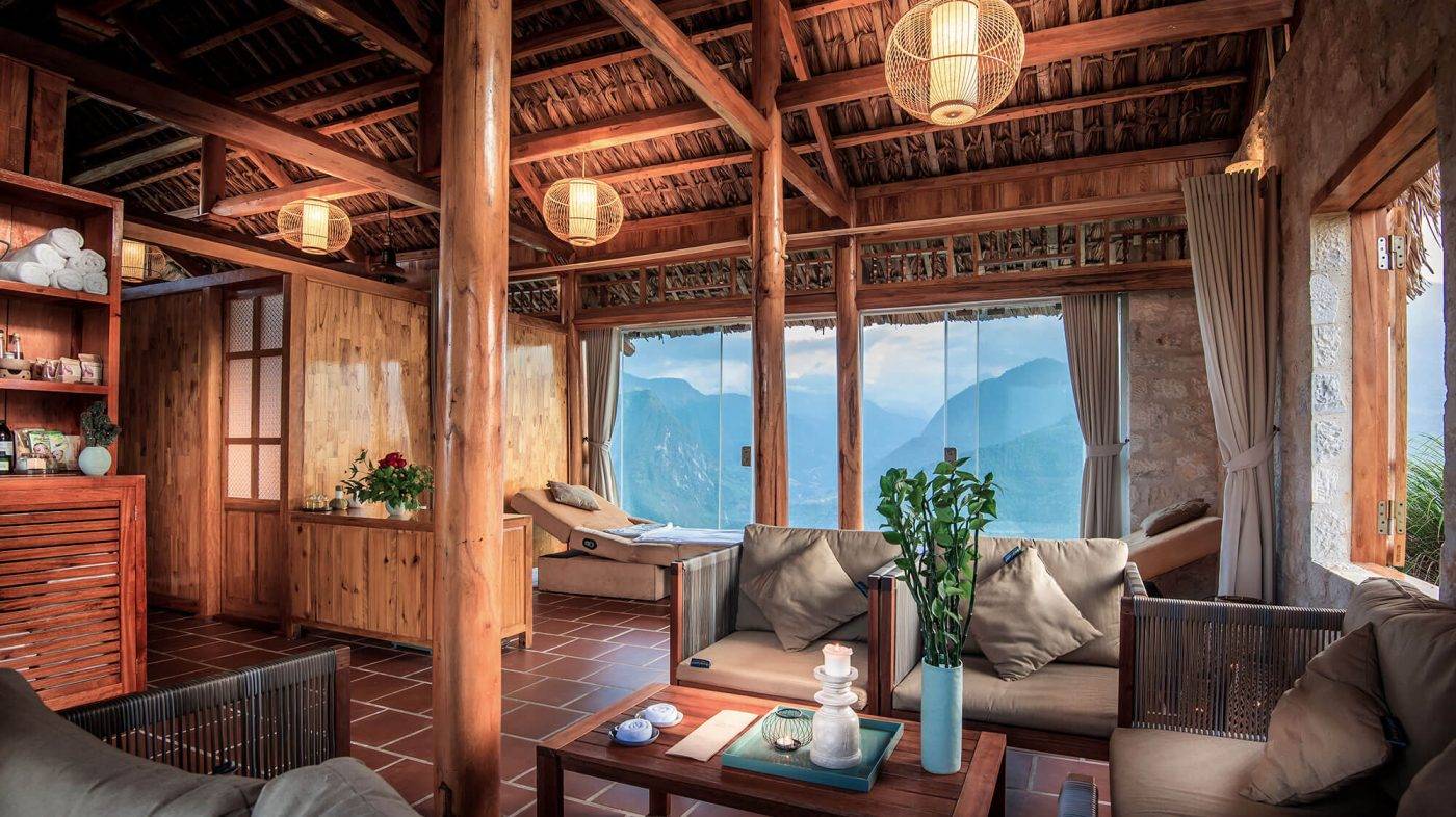 木造房間裡的沙發、茶几與窗外山景