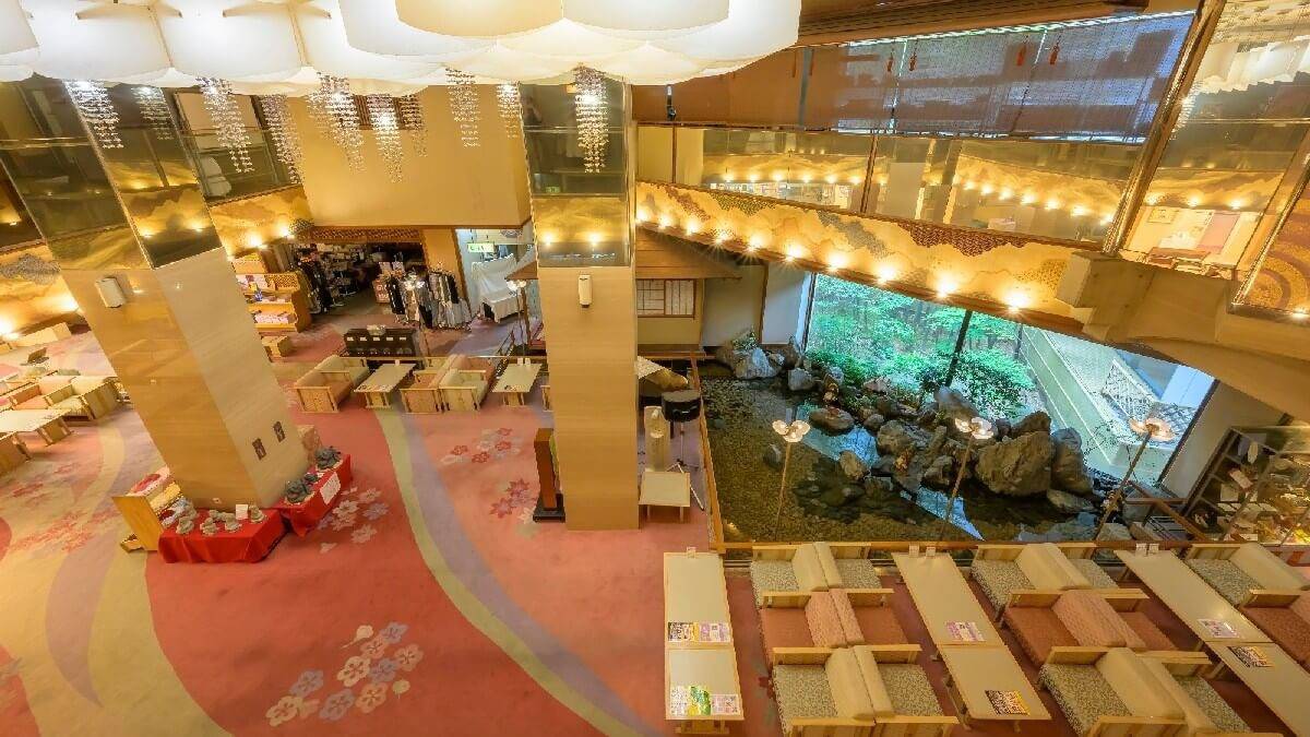 月岡溫泉 清風苑飯店挑高大廳與庭石造景