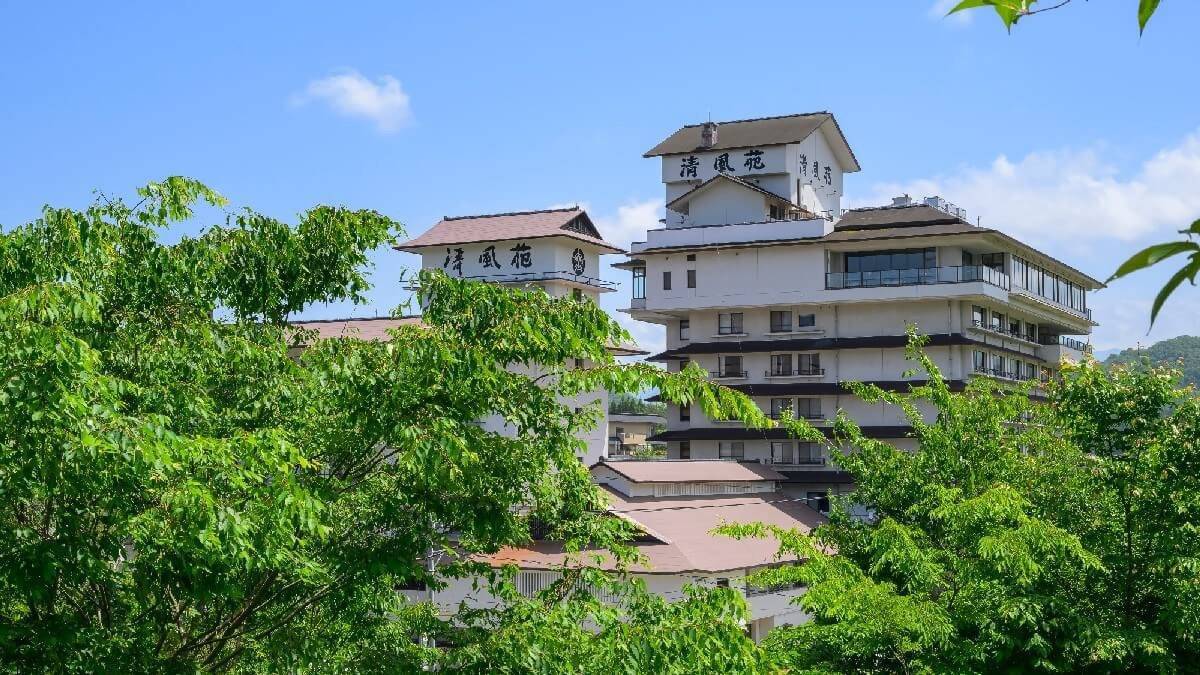月岡溫泉 清風苑飯店的建築外觀與綠樹