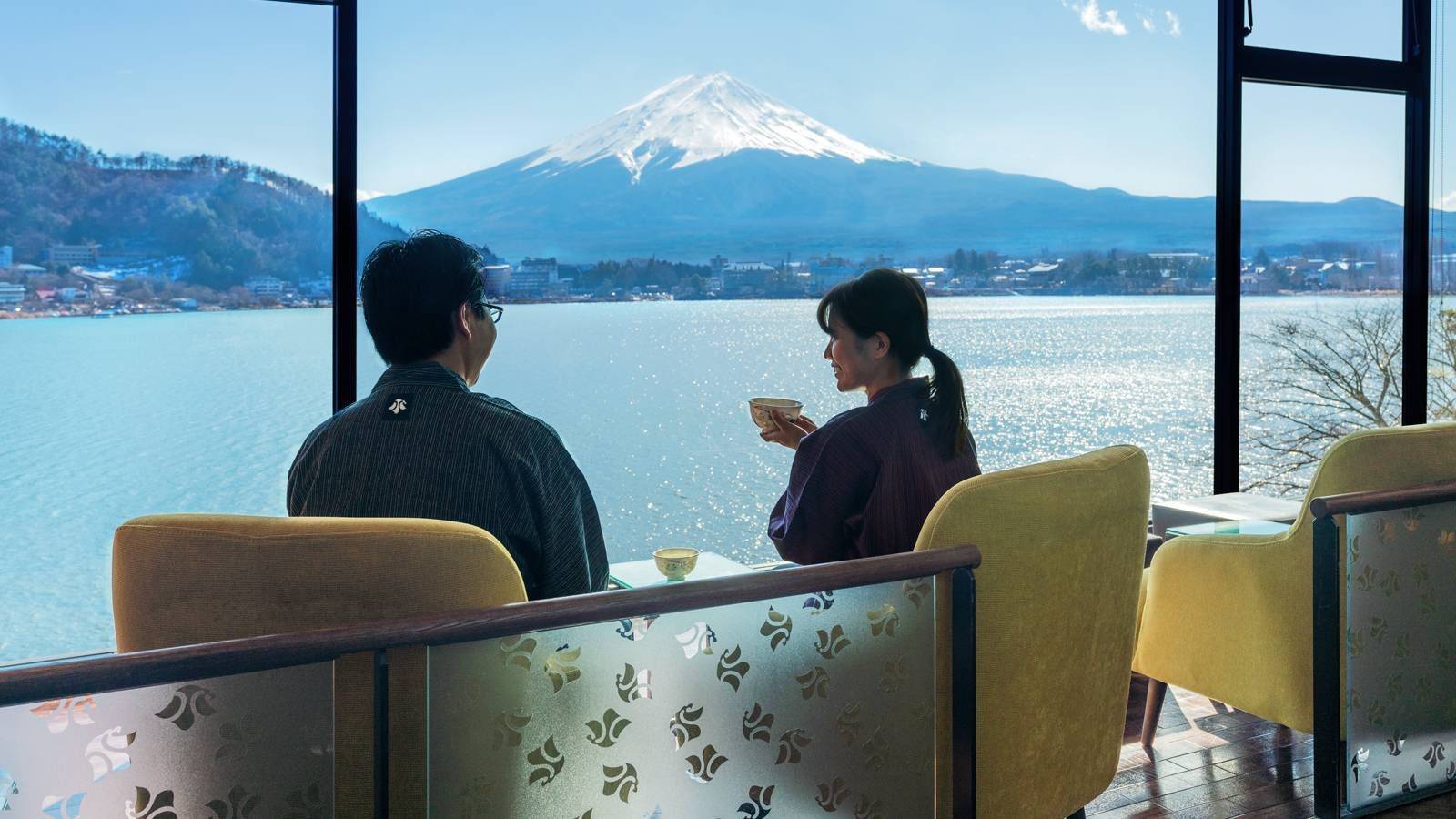 湖之飯店 うぶや面向河口湖與富士山的交誼廳