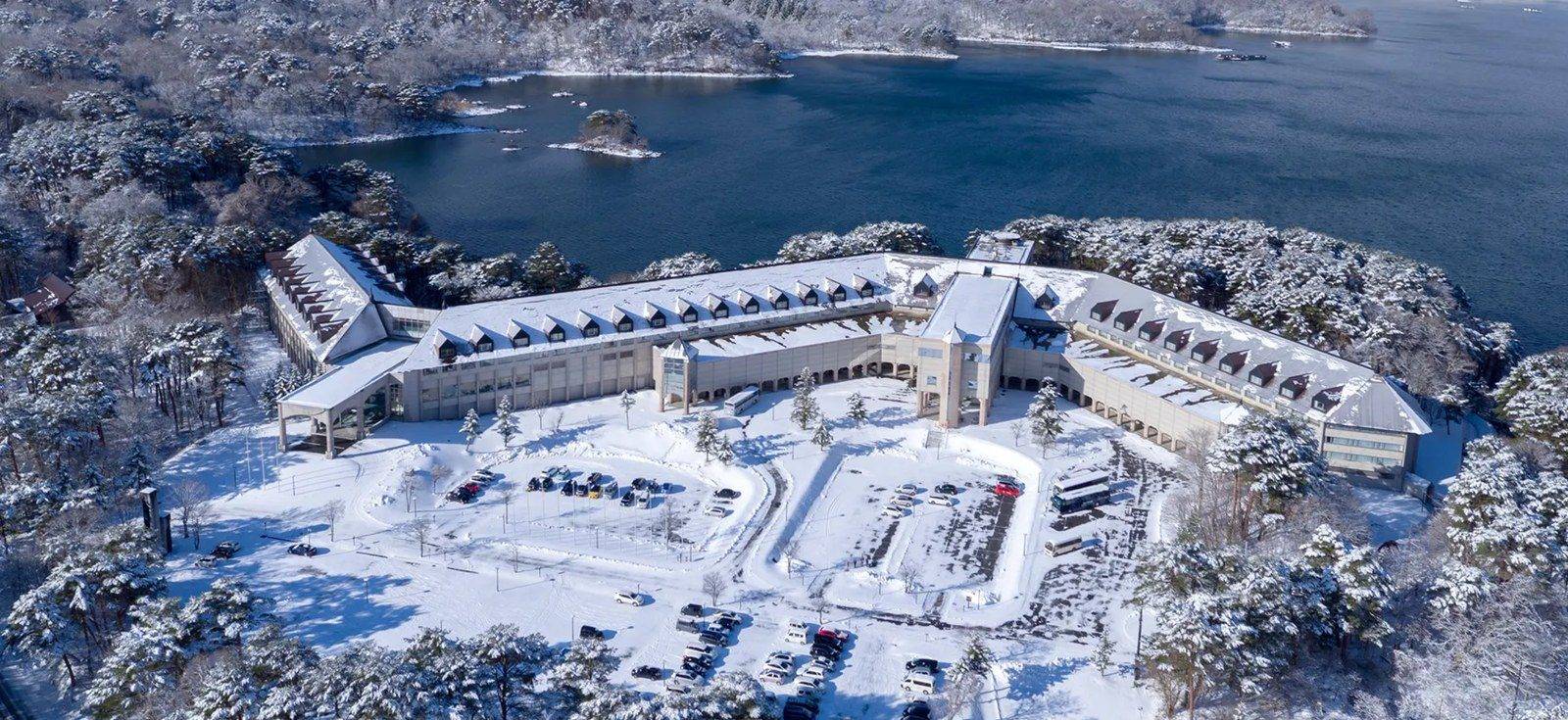 裏磐梯湖畔渡假村雪季的建築與檜原湖空拍