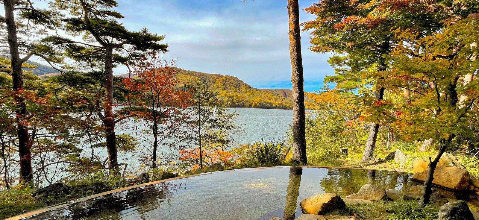裏磐梯湖畔渡假村面向湖景與紅葉的露天風呂