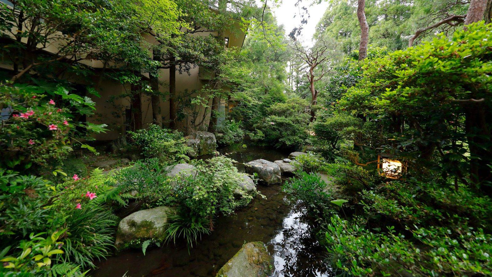 嬉野溫泉 大正屋溪水流過的杉木日本庭園