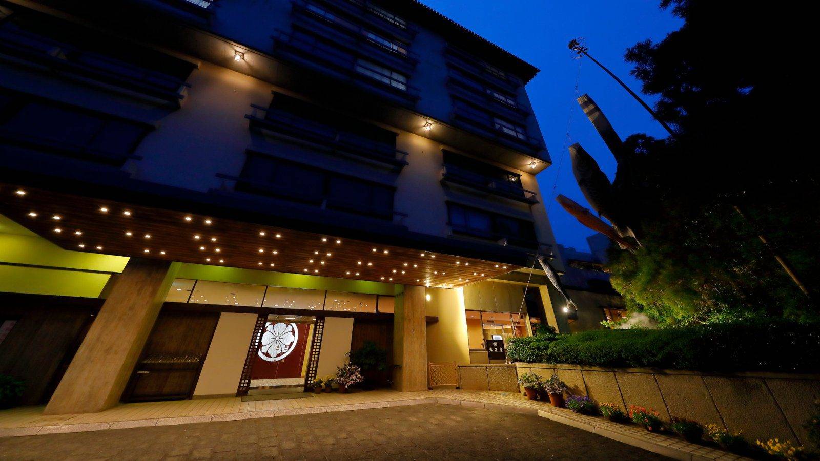 嬉野溫泉 大正屋夜間點燈的旅館外觀與玄關