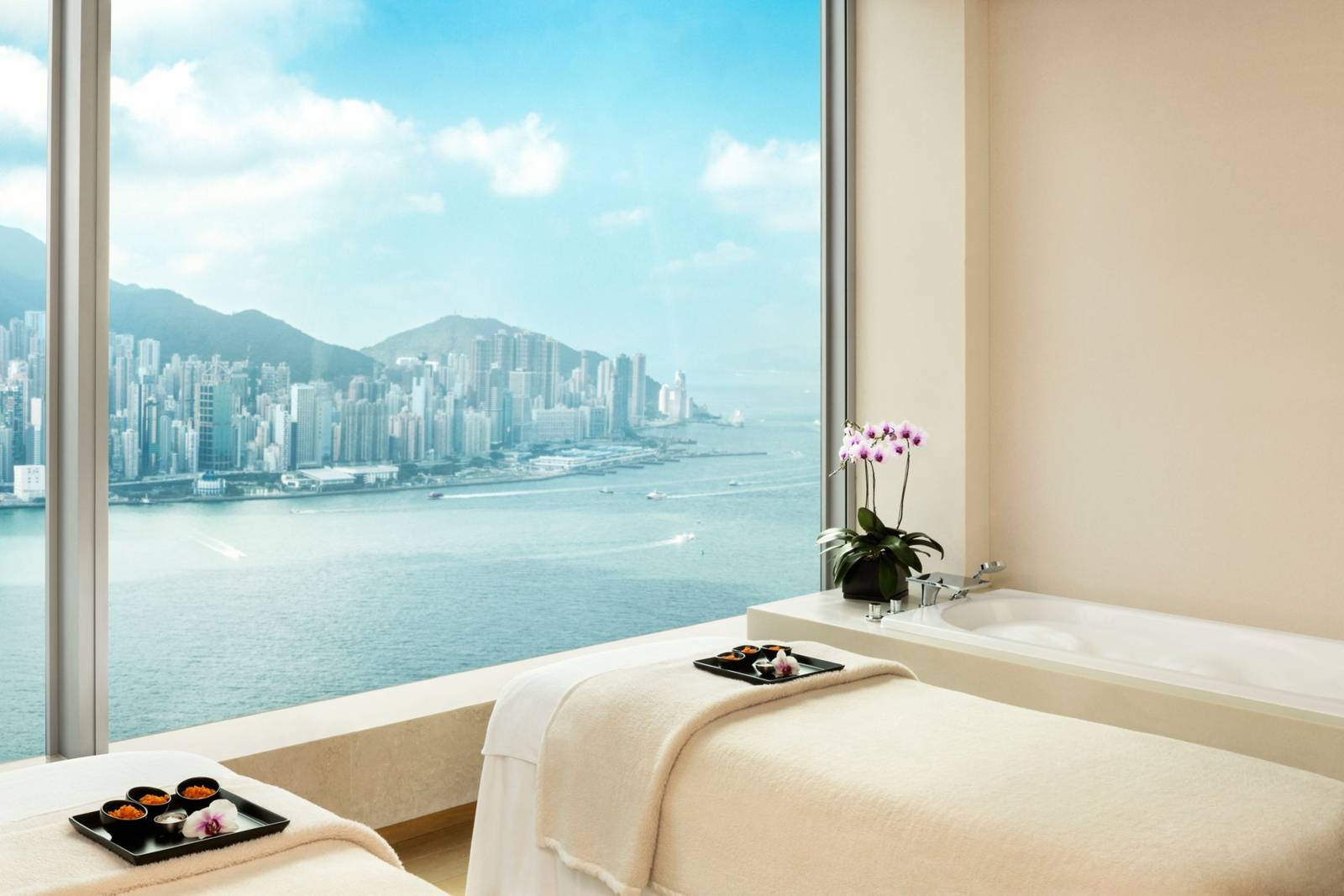 香港W酒店 bliss spa 窗邊的療程床與海港景