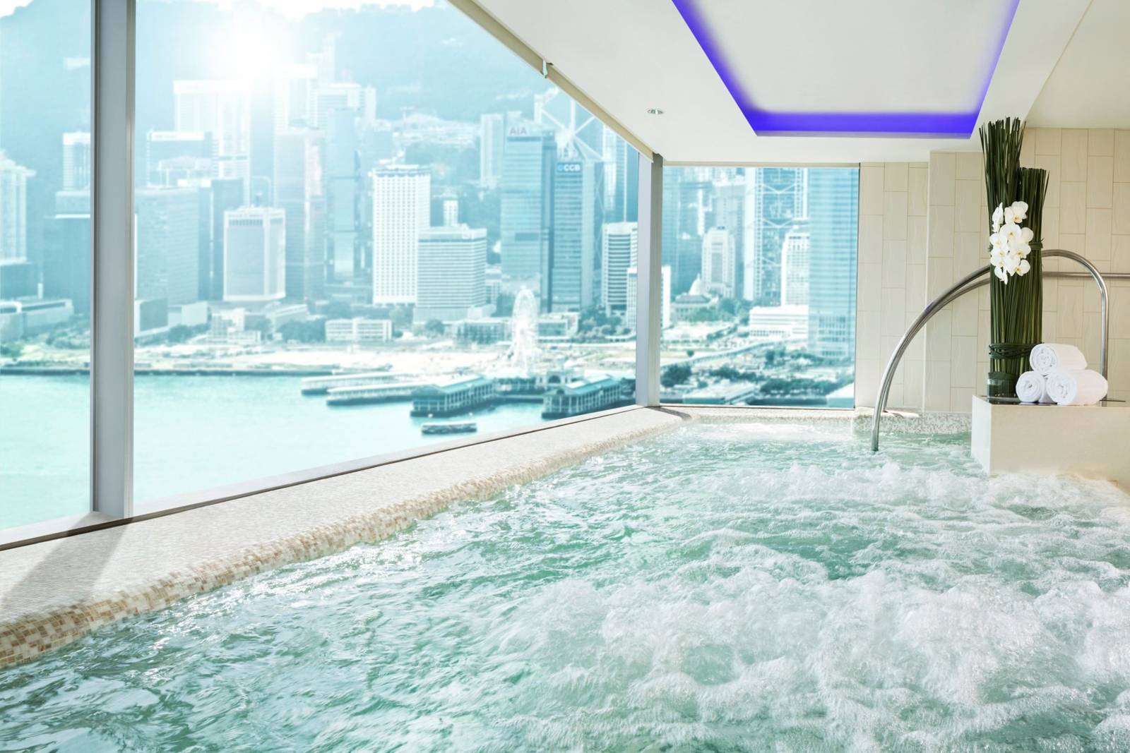 香港W酒店 bliss spa 面對海港的按摩池