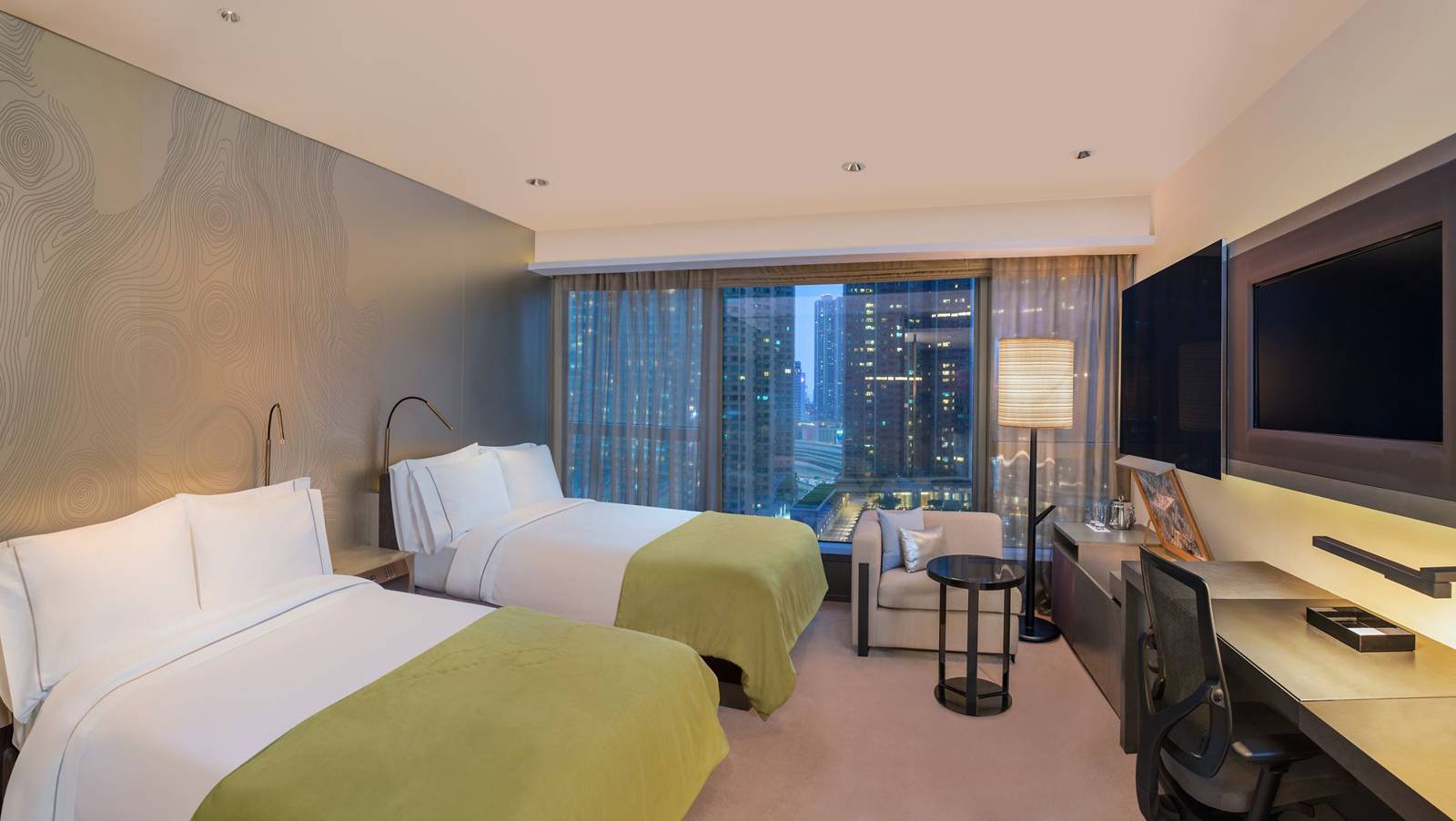 香港W酒店 Wonderful Room 的兩張床與城市景觀