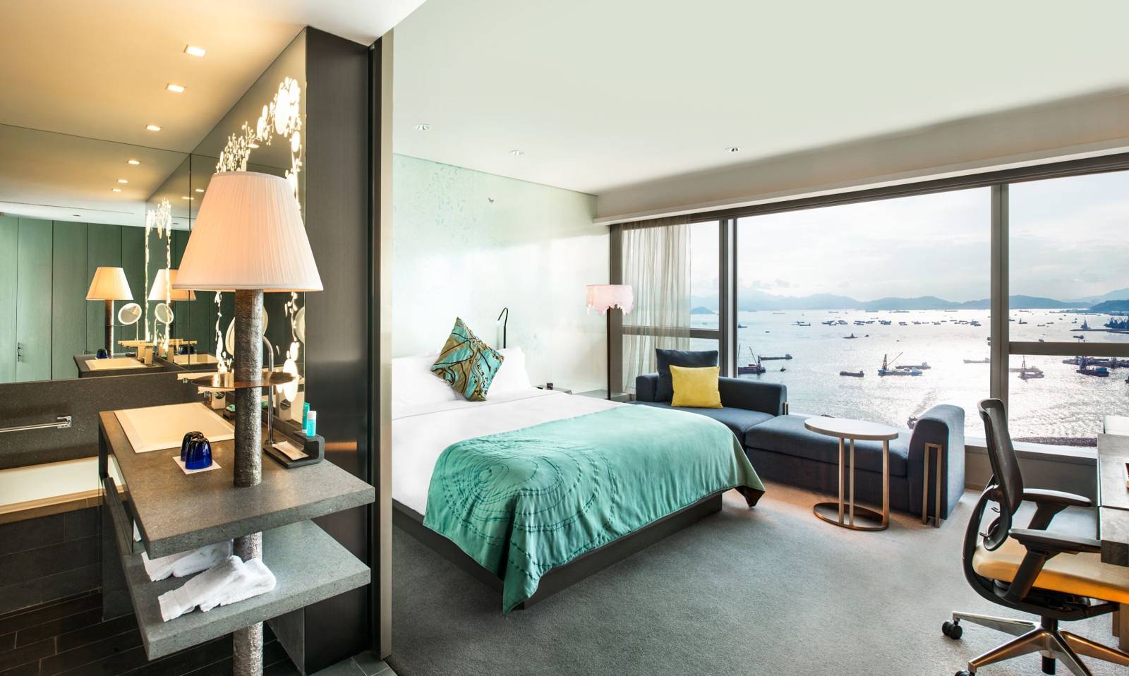 香港W酒店 Fabulous Room 的大床與窗外海景