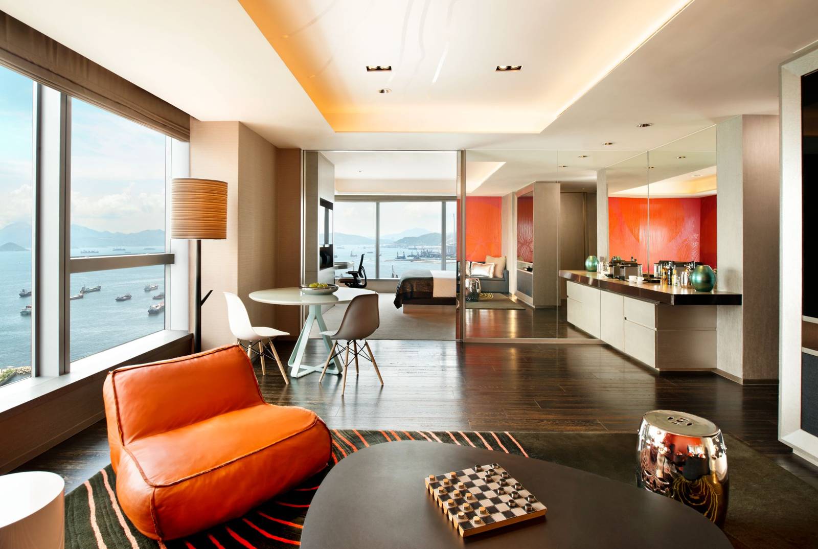 香港W酒店 Marvelous Suite 的客廳與海景窗