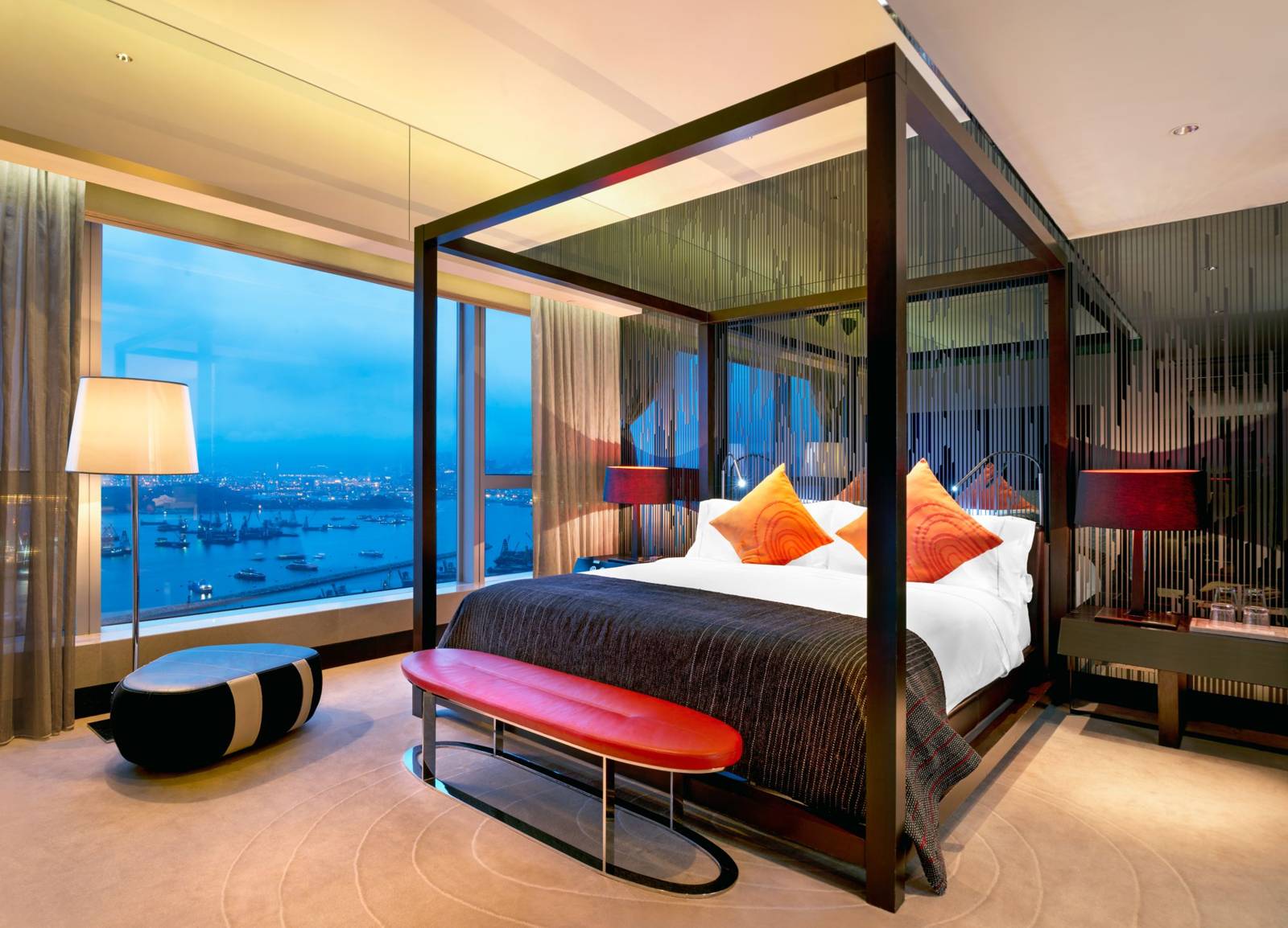 香港W酒店 WOW Suite 的四柱床與窗外海港