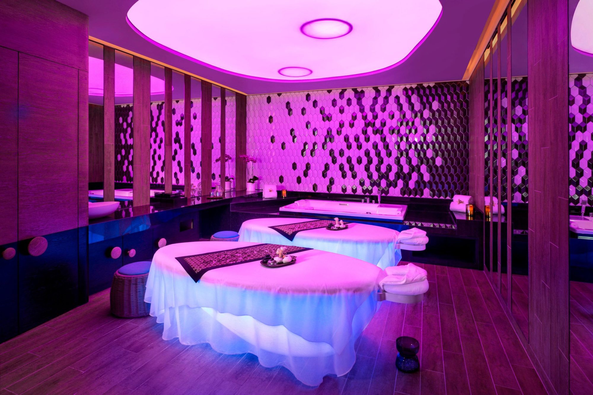 AWAY Spa 紫色燈光的療程室
