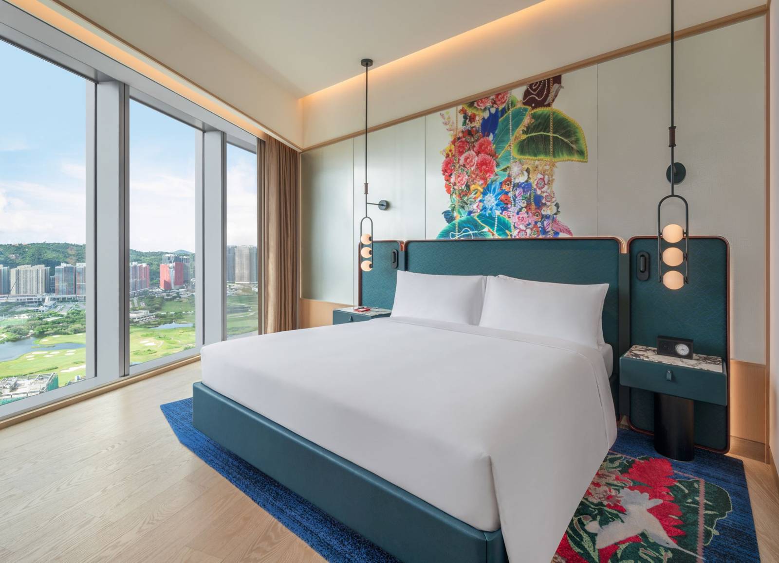 澳門W酒店 Fantastic Room 臥室的花卉壁畫與大床