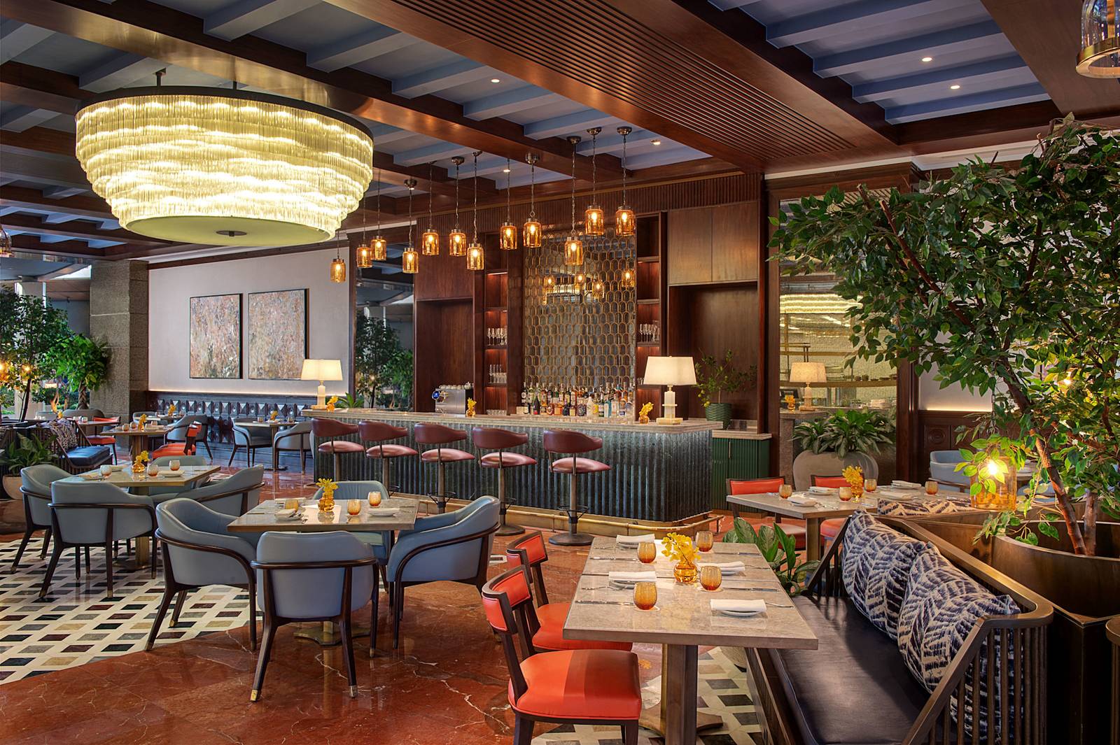 開羅赫里奧波利斯華爾道夫酒店 Brasserie Ayda 的用餐區與吧台