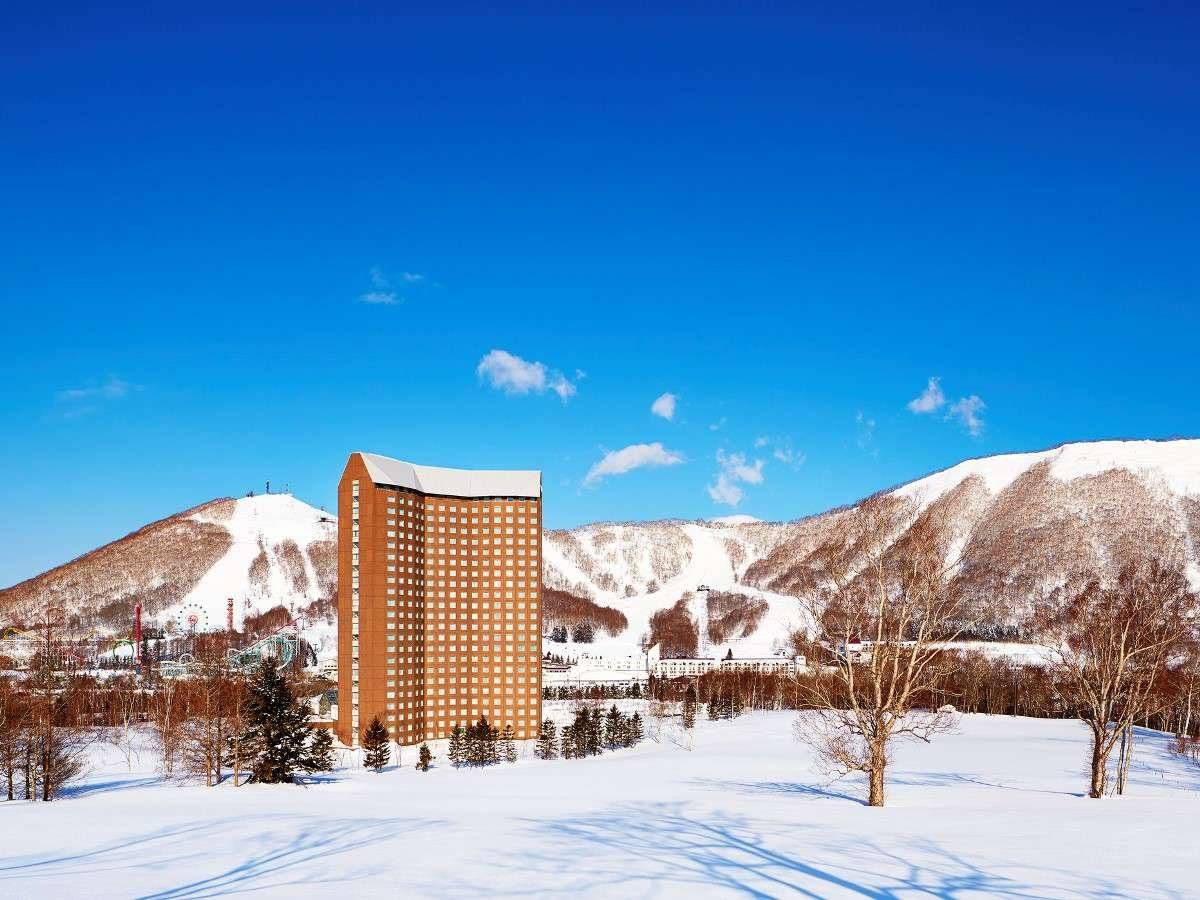 留壽都威斯汀度假酒店冬季雪景中的飯店外觀與滑雪場