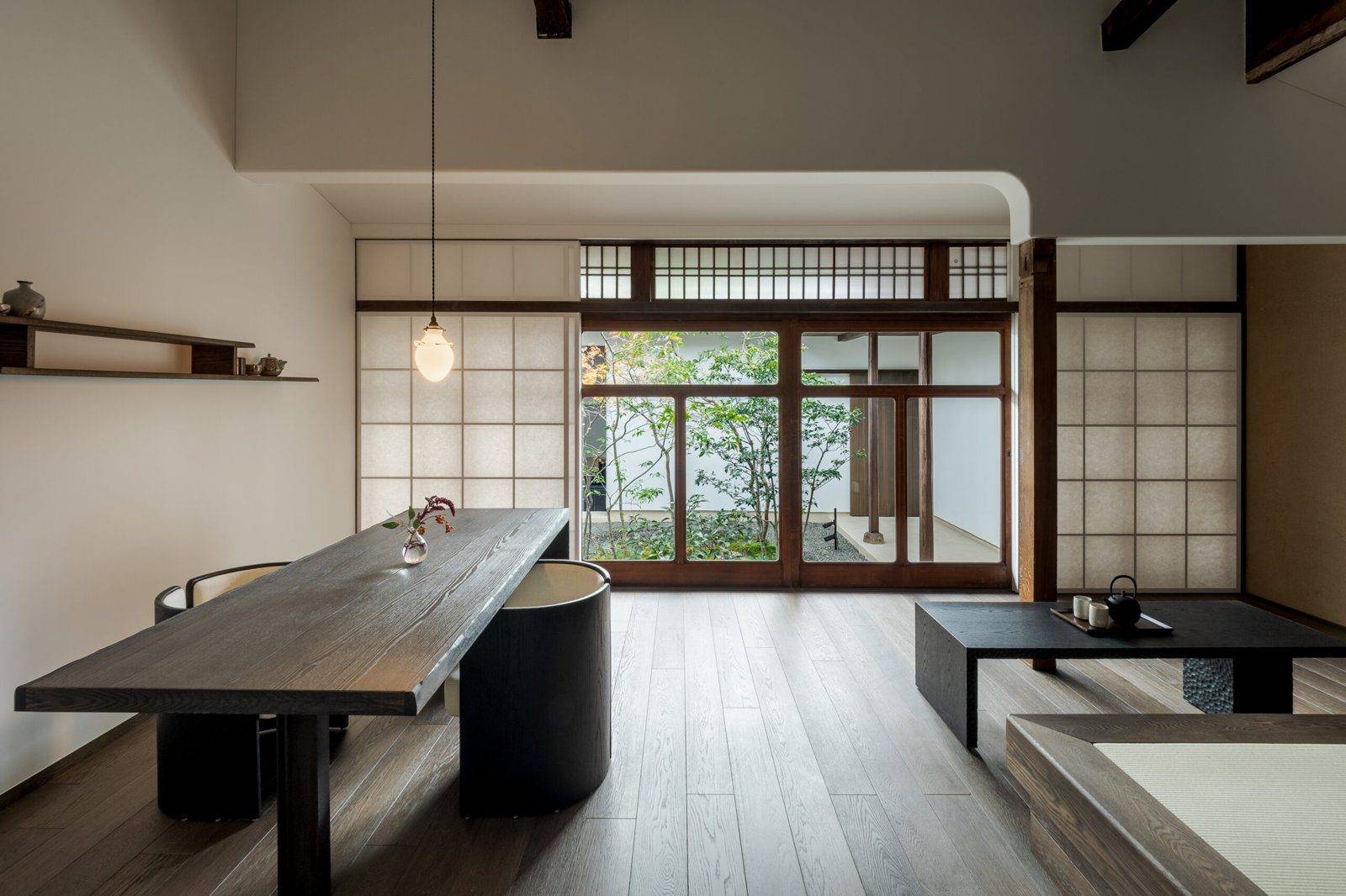 撚る屋 YORUYA Junior Suite 的起居空間與庭園