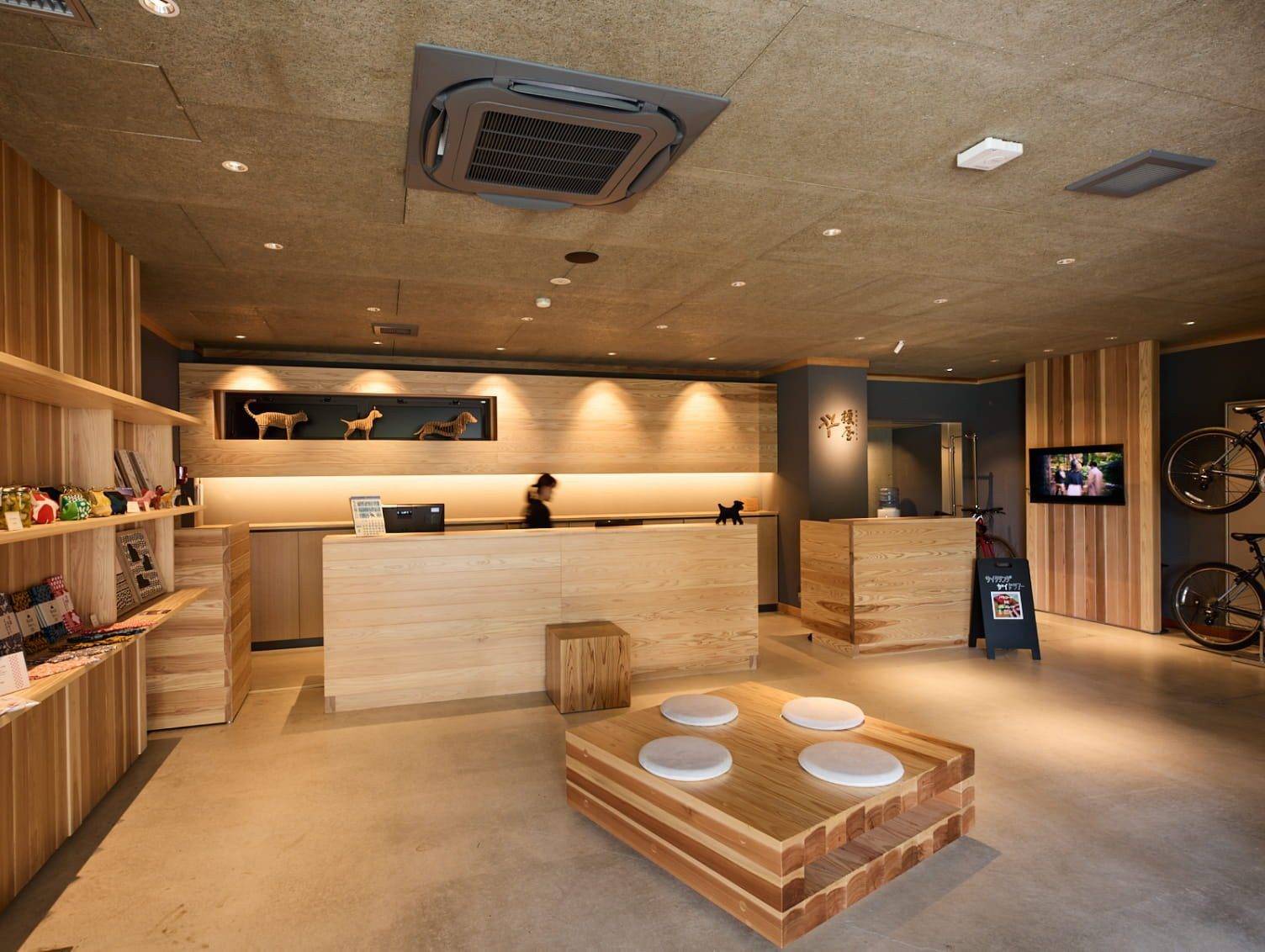 湯布院 榎屋旅館木質櫃台的接待大廳
