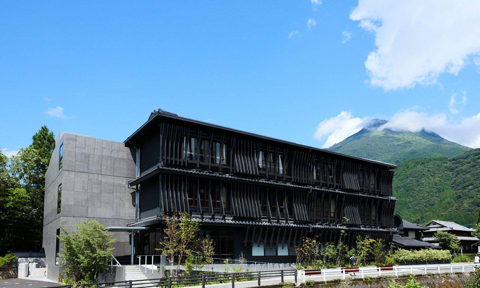 湯布院 榎屋旅館的黑色建築與由布岳