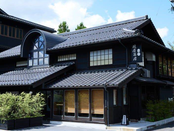 湯布院 榎屋旅館黑瓦木造的榎屋茶房