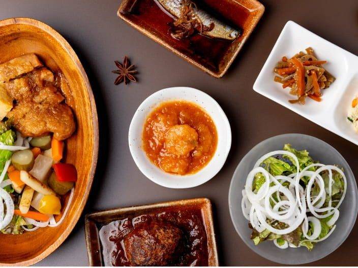 湯布院 榎屋旅館晚餐的炸雞、燉肉與小菜