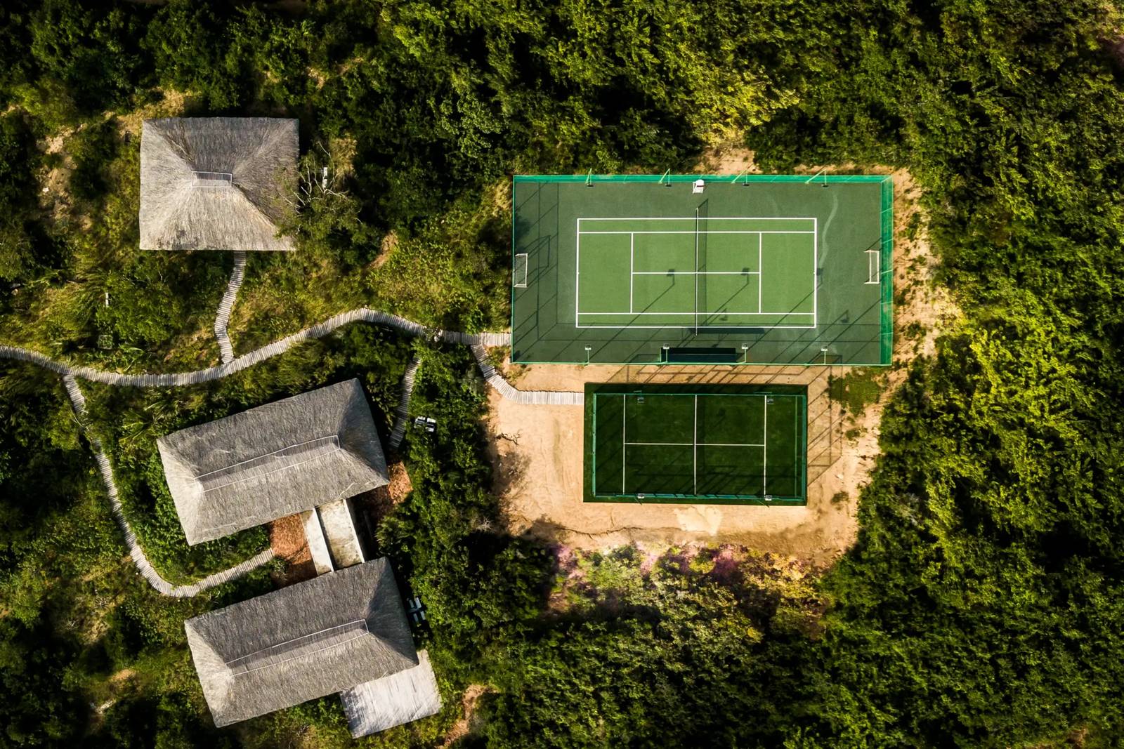 空拍樹林中的網球場與周圍建築